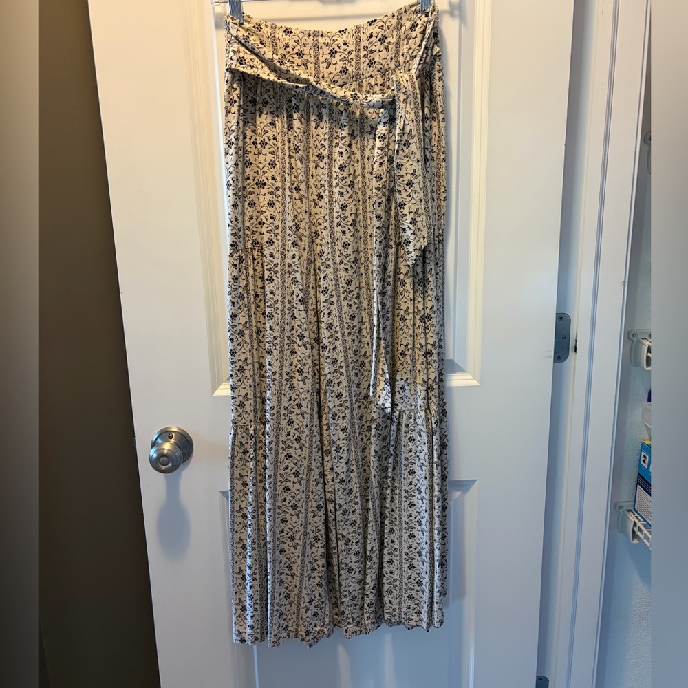 Aakaa Black and White Floral Wide-Leg Jumpsuit
